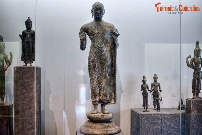 2. Có niên đại vào khoảng thế kỷ 8–9, Bảo vật quốc gia Tượng Phật Đồng Dương (hiện được lưu giữ tại BT Lịch sử TP HCM) là bức tượng Phật bằng đồng cổ nhất Đông Nam Á. Hiện vật được nhà khảo cổ học người Pháp Henri Parmentier phát hiện ra tại di chỉ Đồng Dương vào năm 1911.