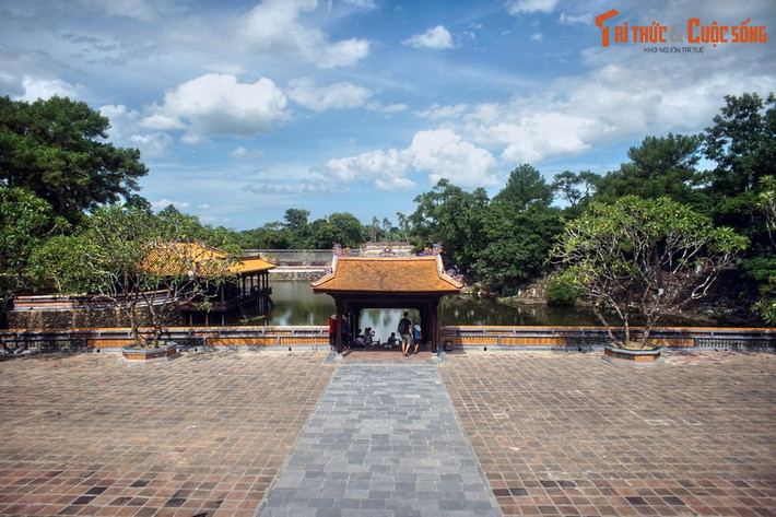 4. Lăng Tự Đức thơ mộng. Nằm ở địa phận phường Thủy Xuân, thành phố Huế, lăng Tự Đức còn được gọi là Khiêm Lăng, là nơi an nghỉ của Nguyễn Dực Tông Tự Đức (1829-1883), vị vua thứ tư của triều Nguyễn.