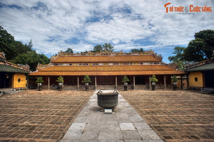Sự xinh xắn của lăng Đồng Khánh được cô đọng ở điện Ngưng Hy, công trình kiến trúc nổi bật về mặt mỹ thuật ở khu lăng này. Mặt bằng thực tế của điện Ngưng Hy rất rộng, nhưng tòa điện trông vẫn gọn gàng, trang nhã, nhờ cách trang trí tinh tế ở nội thất lẫn ngoại thất.
