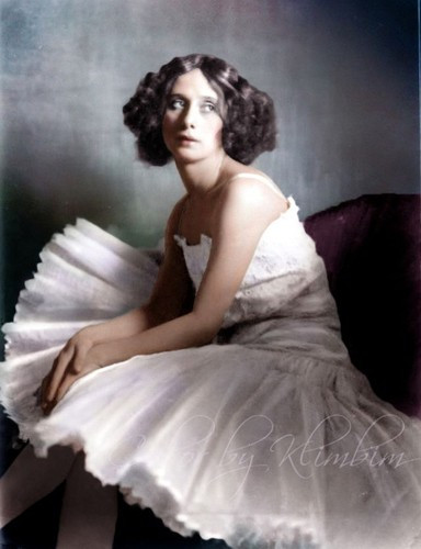 Một hình ảnh khác của Anna Pavlova, nghệ sĩ ballet nổi tiếng bậc nhất nước Nga đầu thế kỷ 20. Ảnh: Vintag.
