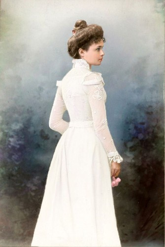 Diễn viên Elisabeth Kologrivova trong bộ váy trắng, nước Nga đầu thế kỷ 20. Ảnh: Vintag.