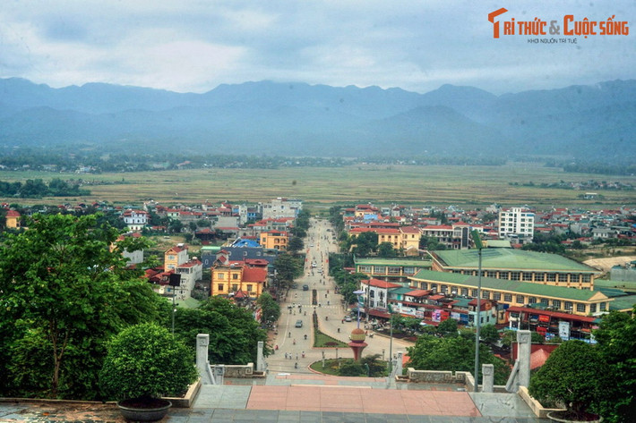 2. Người Pháp tự đưa mình vào bẫy. Quân Pháp chọn lòng chảo Điện Biên để lập cứ điểm vì cho rằng địa thế nơi đây khó tiếp cận và dễ phòng thủ. Nhưng chính điều này khiến họ bị bao vây từ trên cao, khi Việt Minh kiểm soát các điểm cao xung quanh nã pháo vào lòng chảo như "giã cua".