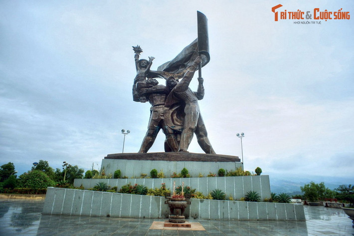 9. "Trận Stalingrad của phương Đông". Báo chí thế giới gọi trận Điện Biên Phủ là "trận Stalingrad của phương Đông", "cơn địa chấn đánh tan nền tảng chủ nghĩa thực dân cũ". Những tiêu để này thể hiện tầm vóc thế giới của sự kiện.