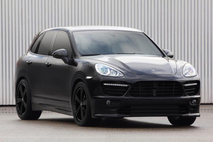 Với cả 2 gói độ, Gemballa sẽ đều thay đổi cản trước nguyên bản của Porsche Cayenne bằng thiết kế mới của hãng với kiểu dáng thể thao hơn, nhưng vẫn được tích hợp đầy đủ các đèn báo hiệu LED và đèn sương mù.