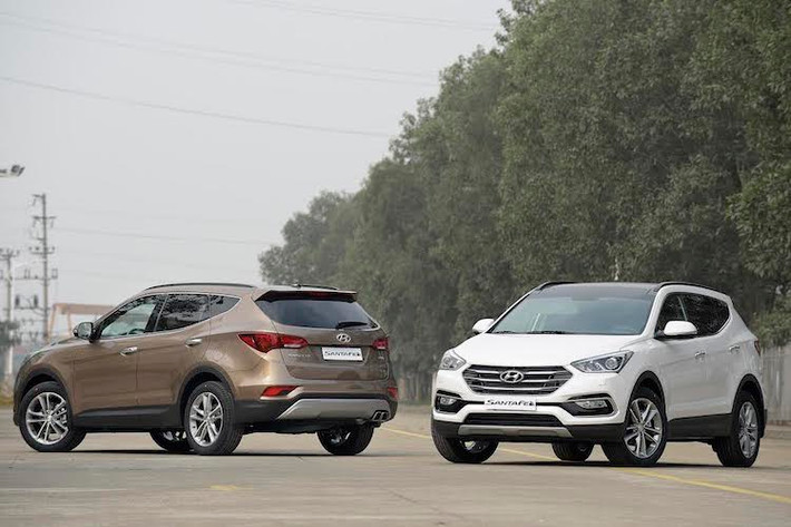 Hyundai Santa Fe 2016. Đại diện của HTC cho biết: “Chương trình ưu đãi dành cho 3 mẫu xe Hyundai tại Việt Nam gồm; SantaFe, Tucson và Elantra nằm trong chuỗi hoạt động hỗ trợ khách hàng thường xuyên của HTC, giúp họ có thể dễ dàng mua được chiếc xe yêu thích hơn và nâng cao giá trị khách hàng. Chương trình được áp dụng cho tất cả các hệ thống đại lý của Hyundai Thành Công trên toàn quốc.