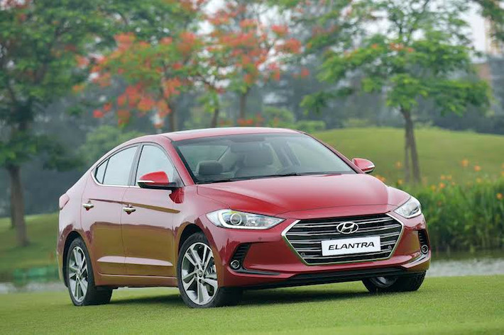 Hyundai Elantra 2016. Trong 3 mẫu xe được giảm giá, Hyundai Elantra mới chỉ được ra mắt tại Việt Nam từ tháng 7 và bước đầu đã được người dùng quan tâm khi có tới 1.000 đơn hàng trước thời điểm ra mắt. 2 mẫu crossover còn lại là Santa Fe và Tucson hiện cũng đang có sức hút tương đối lớn. Đặc biệt, doanh số của Santa Fe đã lên tới hơn 4.000 xe chỉ trong vòng chưa đầy 1 năm được lắp ráp tại Việt Nam (12/2014-11/2015).