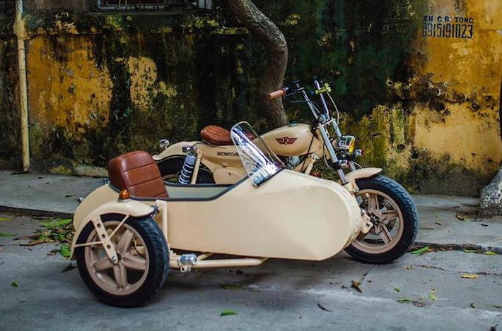 Phần thuyền sidecar cũng đã được gò một cách tỉ mỉ từ nhôm, với ghế ngồi có tựa thoải mái cho một người kèm theo đầy đủ gioăng bao các viền chống cạnh sắc. Chiếc thuyền Sidecar được đặt trên bộ khung được tính toán tỉ mỉ, với giảm xóc và đèn riêng.