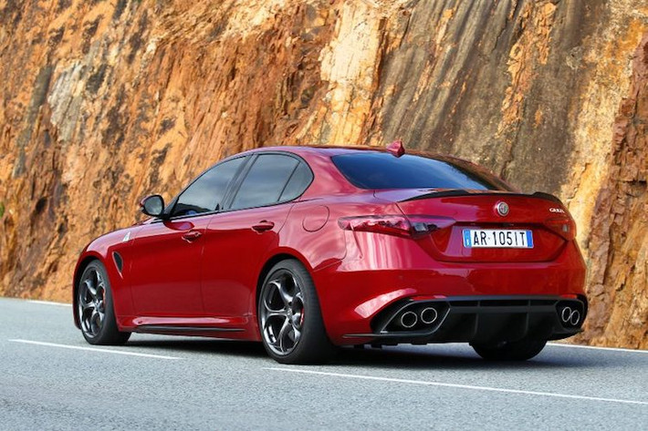 Sẽ "đối đầu" trực tiếp với BMW M3, Giulia Quadrifoglio sẽ có một số thay đổi ngoại thất so với bản thường như lưới tản nhiệt thoáng hơn, cánh khuếch tán không khí chủ động dưới cản trước, nắp ca-pô có khe tản nhiệt, cốp xe có gắn cánh đuôi nhỏ và cánh khuếch tán không khí dưới cản sau. Bộ mâm hình hoa 5 cánh của Giulia Quadrifoglio cũng có thiết kế độc nhất trong Thế giới xe hiện nay.