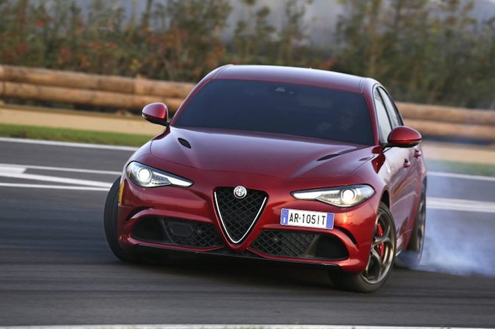 Với thời gian hoàn thành một vòng Nurburgring chỉ trong 7 phút 32 giây cho phiên bản số tự động, hiện tại Giulia Quadrifoglio đang là mẫu sedan dân dụng nhanh nhất trên đường đua này. Trong khi đó, phiên bản số sàn cũng đã từng lập kỷ lục với thời gian 7 phút 39 giây trước khi bị Porsche Panamera Turbo đánh bại với đúng 1 giây.