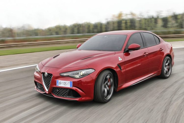 Sức mạnh của phiên bản Quadrifoglio được cung cấp bởi khối động cơ V6 tăng áp kép, có công suất tối đa lên tới 510 mã lực và mô-men xoắn cực đại 600 Nm. Về cơ bản, động cơ này chính là cỗ máy V8 của siêu xe Ferrari 488 GTB được bỏ đi 2 xi-lanh và hiệu chỉnh lại.