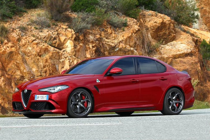 Vào tháng 6 năm ngoái, dòng Giulia "biến mất" vào năm 1978 của hãng xe Ý Alfa Romeo đã "tái sinh" dưới dạng sedan, với tham vọng đem thương hiệu này trở về ánh hào quang trước đây. Trong đó, phiên bản thể thao và cao cấp nhất là siêu sedan Alfa Romeo Giulia Quadrifoglio.