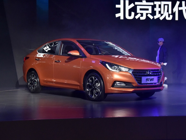 Phân khúc sedan hạng B với những đối thủ mạnh như Honda City, Toyota Vios hay Mazda 2 Sedan đang trở nên ngày càng "nóng" lên khi tại triển lãm Thành Đô vừa khai mạc vào ngày 2/9, chiếc Hyundai Verna 2016 thế hệ mới đã được chính thức ra mắt.