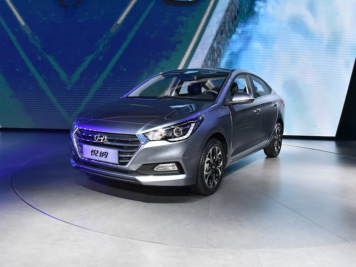 Một điểm dễ nhận thấy của Hyundai Verna mới đó là chiếc xe mang ngôn ngữ thiết kế Fluidic Sculpture 2.0 quen thuộc của hãng xe Hàn Quốc, với cụm lưới tản nhiệt lục giác cùng các đèn pha LED sắc sảo tương tự dòng Elantra.
