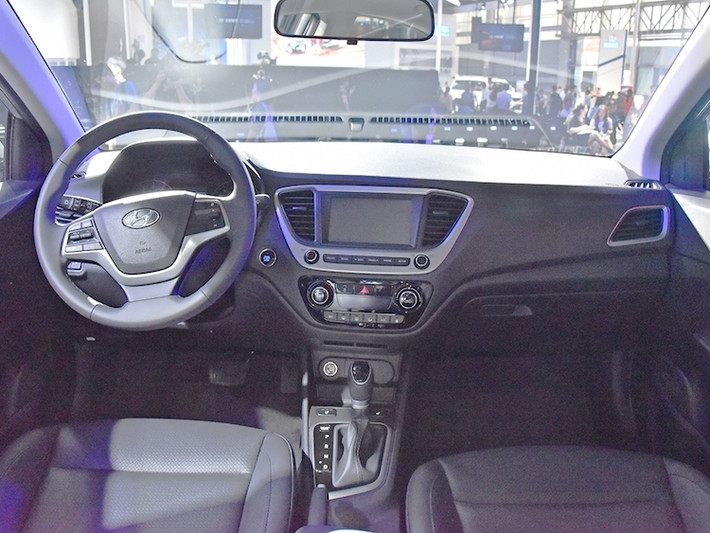 Ở bên trong nội thất, một lần nữa Verna thừa hưởng thiết kế của những mẫu Hyundai thế hệ mới trong thời gian gần đây như i20 hay Elantra. Phiên bản cao cấp của xe cũng được trang bị khá hấp dẫn với màn hình cảm ứng 8 inch và điều hòa tự động.