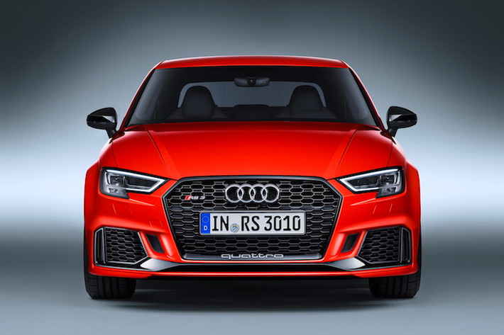 Ở bên ngoài, Audi đã hoàn toàn không "giấu diếm" chất thể thao của RS3 Sedan khi trang bị cho chiếc xe bộ cản trước hoàn toàn mới với các khe hút gió kích thước lớn và thiết kế góc cạnh. Ở hai bên cản trước, hãng cũng đã bố trí những khe gió dọc để đưa không khí qua các hốc bánh, làm mát hệ thống phanh trước hiệu quả hơn.