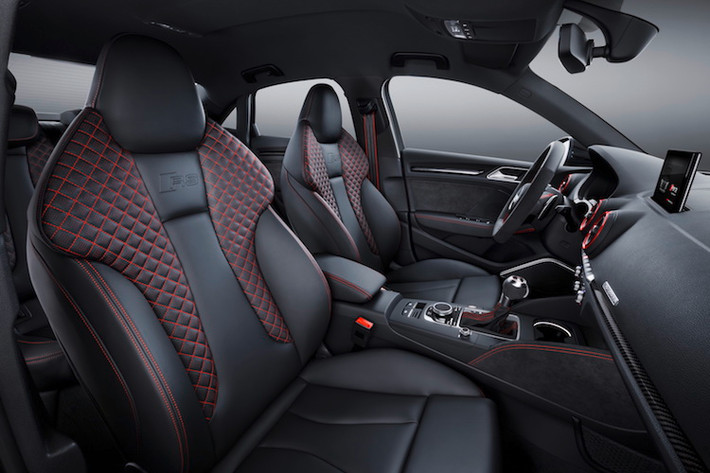 Khách hàng cũng có thể đặt hàng RS3 với bảng đồng hồ kỹ thuật số Virtual Cockpit như nhiều dòng xe khác. Các ghế ngồi của xe đều được bọc da cao cấp và chần chỉ màu tương phản, trong khi những tấm ốp cánh cửa bọc alcantara. Những chi tiết ốp trang trí nội thất bằng sợi carbon càng làm tăng "chất thể thao" bên trong nội thất của RS3.
