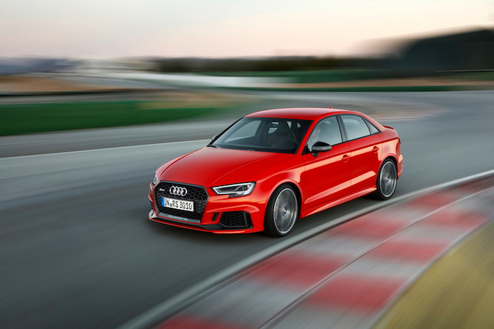 Động cơ mạnh mẽ giúp cho RS 3 Sedan có thể tăng tốc từ 0-100 km/h trong 4,1 giây - "ngấp nghé" ngưỡng của nhiều siêu xe và đạt tốc độ tối đa giới hạn điện tử 250 km/h. Tuy nhiên nếu khách hàng có nhu cầu, Audi cũng rất sẵn lòng nâng giới hạn này lên 280 km/h.
