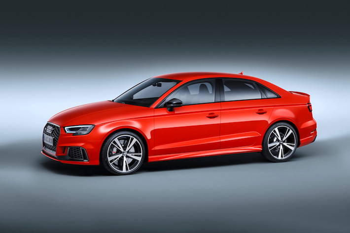 So với phiên bản A3 Sedan bình thường, Audi cũng đã "bơm" các hốc bánh của RS3 rộng hơn một chút. Đi kèm với chúng là bộ mâm kích thước lớn 5 cánh kép thể thao, được hoàn thiện trong tông màu kim loại phay bóng và đen bóng đẹp mắt.