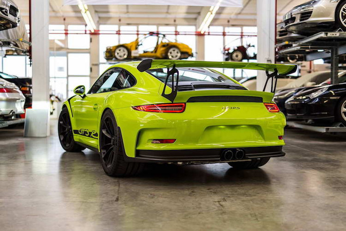 Với các khách hàng thích hệ dẫn động cầu sau và động cơ nạp khí tự nhiên, Porsche còn có một lựa chọn khác là 911 GT3 RS, sở hữu máy Boxer 6 xi-lanh 4.0l mạnh 500 mã lực. Tuy nhiên so với Turbo S, siêu này chậm hơn chút với thời gian tăng tốc từ 0-100 km/h trong 3,1 giây và tốc độ tối đa 311 km/h.