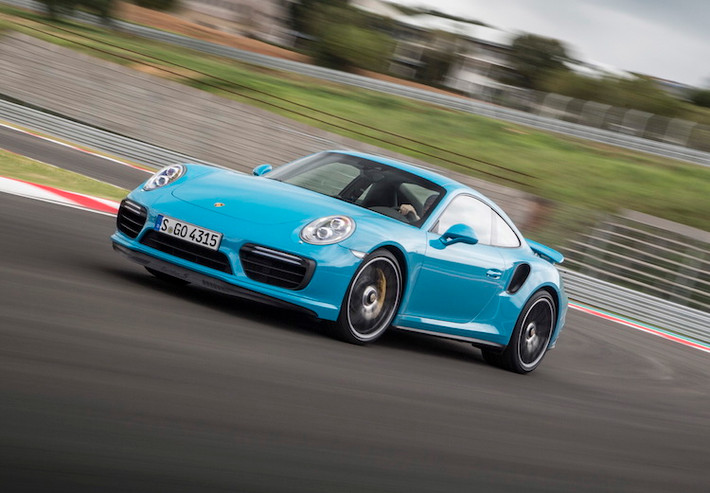 Trong số các siêu xe động cơ nhỏ có 6 xi-lanh, Porsche 911 Turbo có lẽ là siêu xe lâu đời nhất khi đã có mặt từ thập niên 70. Hiện phiên bản Turbo S với động cơ Boxer 3.8 lít tăng áp kép có công suất lên tới 580 mã lực, mô-men xoắn 750 Nm. Kết hợp cùng hệ dẫn động 4 bánh và hộp số ly hợp kép, nó chỉ mất 2,8 giây để đạt 100 km/h và tốc độ tối đa 330 km/h.