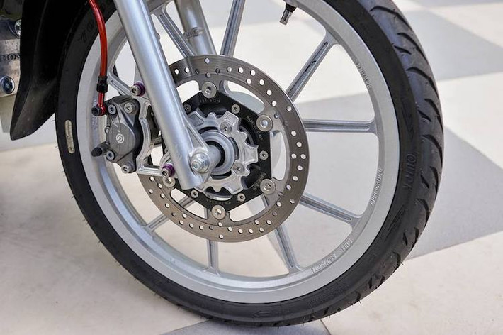 Việc nâng cấp chiếc xe đã được biker này tập trung khá nhiều vào "dàn chân" của chiếc xe, với cặp mâm Daytona 5 cánh kép "hàng hiệu" thay cho bánh căm nguyên bản. Đồng thời, hệ thống phanh trước của xe cũng đã được nâng cấp từ phanh đùm thành phanh đĩa Brembo kèm heo Brembo 2 pis đối xứng và pát CNC.