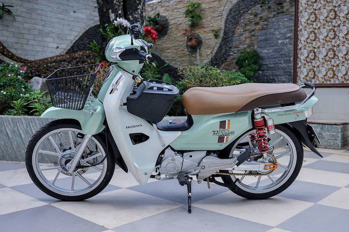 Phong cách độ kiểng đã quen thuộc với dân chơi các dòng Dream 100 trước đây đã được một biker tại miền Nam áp dụng cho chiếc Honda Super Dream 110 để biến nó thành một mẫu "xe chơi" đầy hấp dẫn.