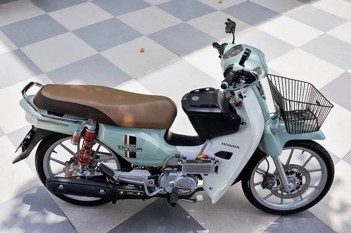 Còn được biết tới với tên gọi Super Cub 110 tại Nhật Bản và Dream Super Cub tại Thái Lan, Honda Super Dream 110 là mẫu xe "kế nhiệm" trực tiếp của các dòng Dream II hay Super Dream 100 đã quá quen thuộc với người dân Việt Nam trong nhiều năm qua.