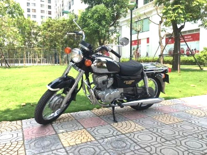 Được sản xuất lần đầu vào năm 1977, Honda CD125T Benly là một trong số những dòng xe nam côn tay nổi tiếng nhất của Honda. Tại Việt Nam, với thiết kế cổ điển nhã nhặn nhưng đầy nam tính và gần như luôn có màu sơn đen nên mẫu xe này thường được gọi với "biệt danh" là Hoàng tử đen.