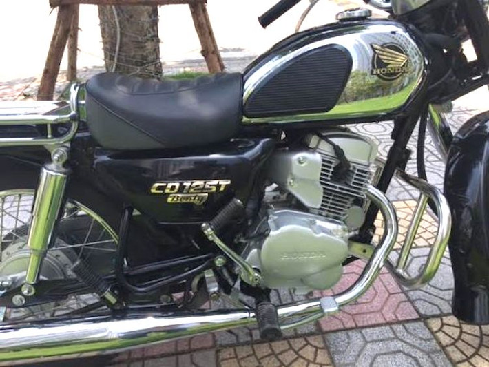 "Trái tim" của CD125T Benly là khối động cơ 2 xi-lanh thẳng hàng SOHC 2 van với dung tích thực 124 cc, sử dụng chế hòa khí và hộp số 5 cấp, giúp chiếc xe có thể đạt công suất tối đa 11 mã lực và mô-men xoắn 9,8 Nm. Một trong những điểm "ghi dấu" của chiếc xe đó là cặp pô kép cho âm thanh trầm ấm ngay cả ở dạng nguyên bản.