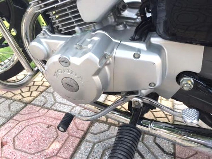 Tuy nhiên, những chiếc CD125T Benly được nhập vào Việt Nam thường có các chi tiết nhôm như bưởng máy, moay-ơ... rất nhanh tróc sơn do vật liệu cùng chất sơn không hợp khí hậu. Chính vì vậy chủ xe đã phải tháo ra sơn lại với màu bạc nguyên thủy.