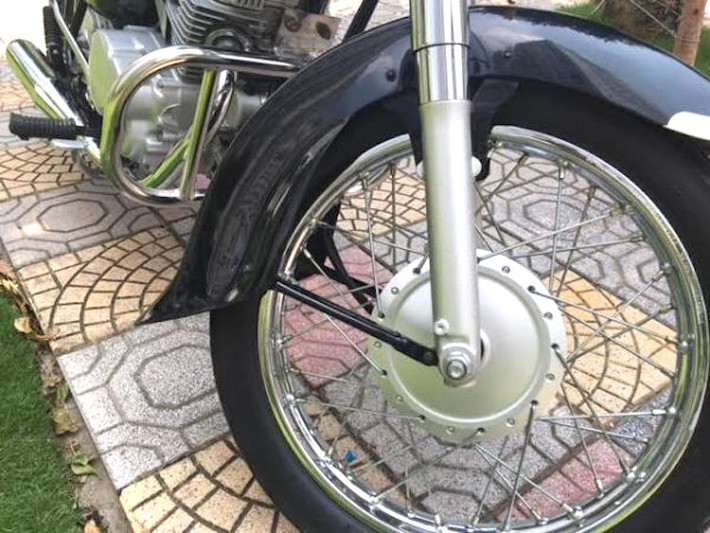 Tuy nhiên do được sản xuất từ khá lâu và không hợp khí hậu Việt Nam nên nhiều chi tiết nguyên bản của xe đã bị lão hóa. Chính vì vậy, chủ xe đã cất công "dọn mới" lại "Hoàng tử đen" bằng nhiều phụ tùng chính hãng, mới tinh nhập từ nước ngoài và sơn lại một số chi tiết đã bị tróc.