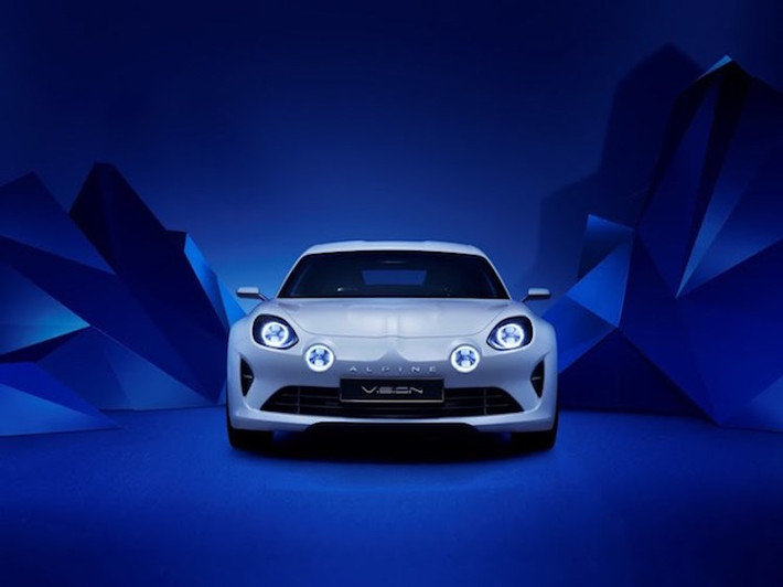 Ngay từ cái nhìn đầu tiên, có thể thấy ngay rằng Vision Concept là "hậu duệ" của Alpine A110 với cặp đèn trợ sáng ngay cạnh đèn pha và đường gân nổi cắt đôi nắp ca-pô chạy từ cản trước.
