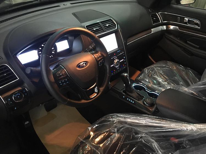 Bên trong nội thất của Ford Explorer Limited 2016 được thiết kế đơn giản nhưng mạnh mẽ và rộng rãi. Tương tự như Ford Ranger, bảng đồng hồ của xe có 2 màn hình màu LCD đa thông tin nằm đối xứng 2 bên đồng hồ cơ duy nhất. Trong khí đó, hệ thống thông tin giải trí MyFord Touch của xe có màn hình cực lớn nằm chính giữa bảng táp-lô.