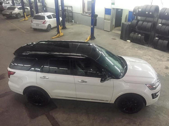 Hiện tại ở thị trường Việt Nam, Explorer Limited đang được các cửa hàng nhập khẩu xe tư nhân bán với giá gần 3 tỷ đồng. Tuy nhiên theo Ford Việt Nam, phiên bản chính hãng của xe sẽ có giá dự đoán từ 2,18 tỷ đồng. Tại triển lãm ôtô Việt Nam diễn ra vào đầu tháng 10 ở Hà Nội, nhiều khả năng chiếc xe sẽ xuất hiện trong khu trưng bày của Ford.
