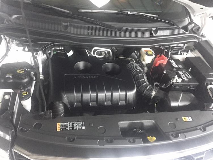 Trước mắt, Ford Việt Nam sẽ chỉ bán Explorer với phiên bản Limited được trang bị động cơ EcoBoost 4 xi-lanh thẳng hàng tăng áp 2.3 lít tương tự như Mustang EcoBoost, đạt công suất tối đa 280 mã lực và mô-men xoắn cực đại 420 Nm. Nhờ có động cơ dung tích thấp, chiếc xe sẽ có giá tốt hơn so với các đối thủ như Toyota Prado do quyết định thay đổi thuế TTDB được áp dụng từ 1/7/2016.