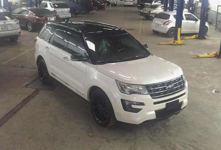 Trong buổi họp báo trước triển lãm ôtô Việt Nam 2016, đại diện Ford Việt Nam đã khẳng định rằng mẫu SUV hạng trung cao cấp Ford Explorer 2016 sẽ được bán chính hãng tại Việt Nam dưới dạng xe nhập khẩu nguyên chiếc từ Mỹ. Đây là một dòng xe khá nổi tiếng của Ford, ra mắt lần đầu từ năm 1990 và đã trải qua 5 thế hệ.