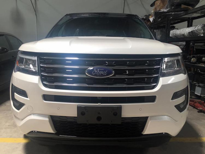 Việc phát triển Ford Explorer thế hệ thứ 5 được dẫn dắt bởi kỹ sư trưởng Jim Holland - người từng là cựu kỹ sư trưởng của Land Rover. Chính vì vậy, không ngạc nhiên khi Explorer thế hệ này dễ dàng gợi nhớ tới các dòng xe địa hình Anh. Sau đợt facelift vừa qua, Explorer cũng vừa có "bộ mặt" mới với lưới tản nhiệt lớn cùng cặp đèn pha LED sắc sảo nhưng mạnh mẽ.