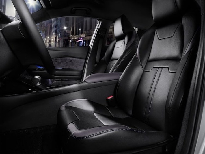 Toyota cũng sẽ cung cấp 3 tùy chọn màu nội thất cho CH-R là xám đậm, đen/xanh và đen/nâu. Các trang bị tiêu chuẩn của xe gồm ghế có sưởi, khóa thông minh, kính tối màu, hệ thống hỗ trợ đỗ xe S-IPA cùng dàn âm thanh cao cấp JBL với 8 kênh, âm-li 576W và 9 loa. Gói các trang bị an toàn Toyota Safety Sense gồm hệ thống cảnh báo va chạm, cảnh báo chuyển làn, đèn pha tự động... sẽ có mặt trên tất cả các phiên bản bán tại châu Âu.