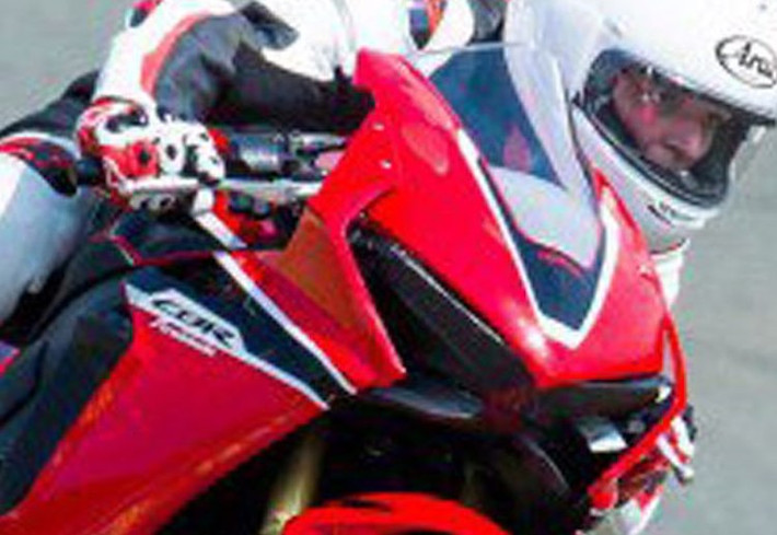 Chi tiết khác biệt rõ nhất của CBR1000RR 2017 đó là dàn áo của chiếc xe đã được thiết kế lại hoàn toàn theo hướng sắc sảo hơn, ấn tượng hơn và theo phong cách đã từng được hãng áp dụng trên nhiều mẫu sportbike gần đây như CBR150R và CBR250RR.