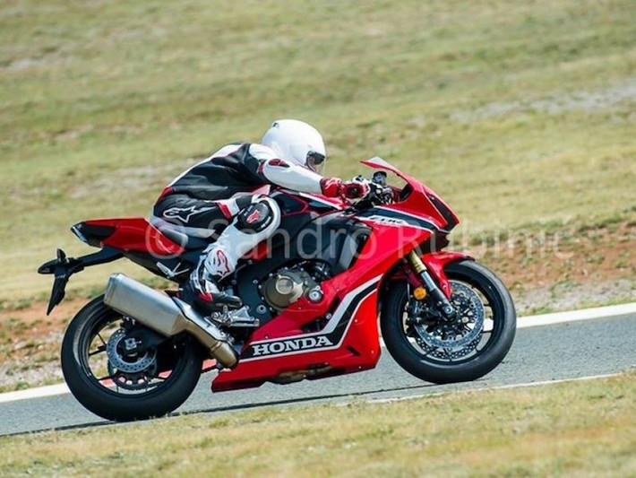 Nhìn vào bưởng côn, có thể khẳng định khá chắc chắn rằng CBR1000RR 2017 sẽ vẫn tiếp tục sử dụng khối động cơ 999 cc 4 xi-lanh thẳng hàng DOHC như thế hệ hiện tại, nhưng được Honda cải tiến để cho công suất cao hơn. Ống xả của xe cũng được thiết kế lại lớn hơn để đáp ứng tiêu chuẩn khí thải tối thiểu Euro 4.