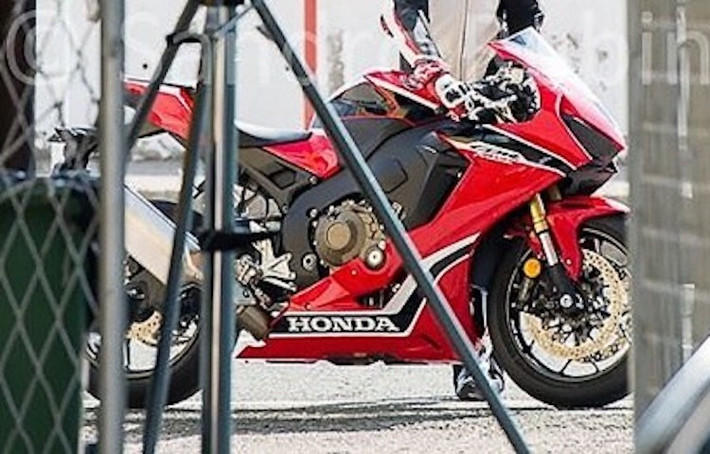 Theo dự đoán, Honda CBR1000RR 2017 sẽ được chính thức ra mắt tại triển lãm xe máy EICMA tại Milan vào tháng 11 tới đây.