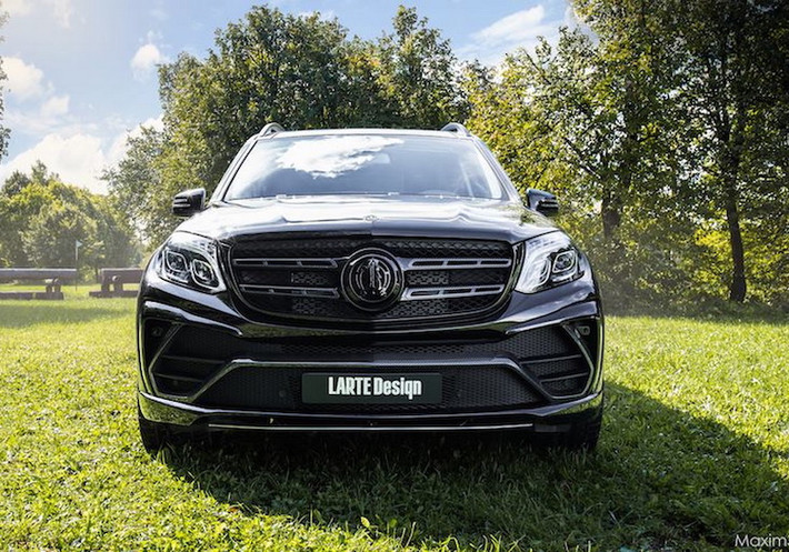Thường được biết đến với những mẫu bodykit siêu dữ dằn, lần này LArte Design đã "nhẹ tay" hơn một chút trên GLS khi đã trang bị cho xe cản trước với các khe hút gió lớn theo phong cách Lamborghini Aventador SV, nhưng không làm mất đi vẻ đẹp nguyên bản.