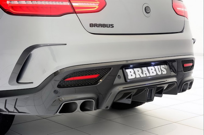 Với bản độ này, Brabus vẫn giữ nguyên khối động cơ V8 5.5l tăng áp kép của GLE 63, đme tới công suất tối đa 585 PS và mô-men xoắn cực đại 760 Nm, giúp xe có thể tăng tốc từ 0-100 km/h trong 4,2 giây và tốc độ tối đa 250 km/h.