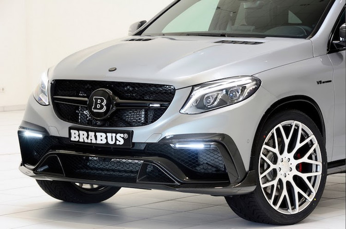 Giống như với 850 6.0 Biturbo 4x4 Coupe, gói độ bình thường của Brabus dành cho GLE 63 Coupe cũng bắt đầu từ một gói bodykit thể thao hơn. Trong đó cản trước của xe được thiết kế lại dữ dằn với các khe hút gió lớn giông "miệng cá ngão" và có tích hợp cả đèn sương mù LED.