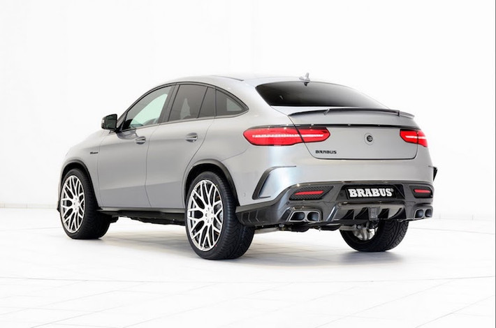 Ở phía sau, chiếc SUV coupe của Mercedes có nhiều thay đổi quan trọng để nâng cao tính năng khí động học. Trong đó, Brabus đã tích hợp cánh đuôi nhỏ bằng sợi carbon trên cửa sau và thiết kế lại cản sau với các cánh khuếch tán khí động học lớn và pô độ có van điều khiển âm thanh.