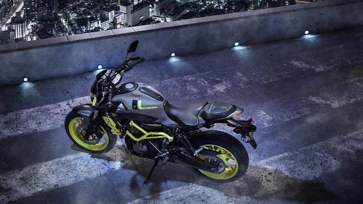 3: Độ dài trục cơ sở của MT-10 ngang bằng với chiếc MT-07 nhỏ hơn của Yamaha. Kết hợp với công suất lớn hơn gấp đôi so với MT-07, chiếc xe đem tới cảm giác lái rất thú vị trên đường.