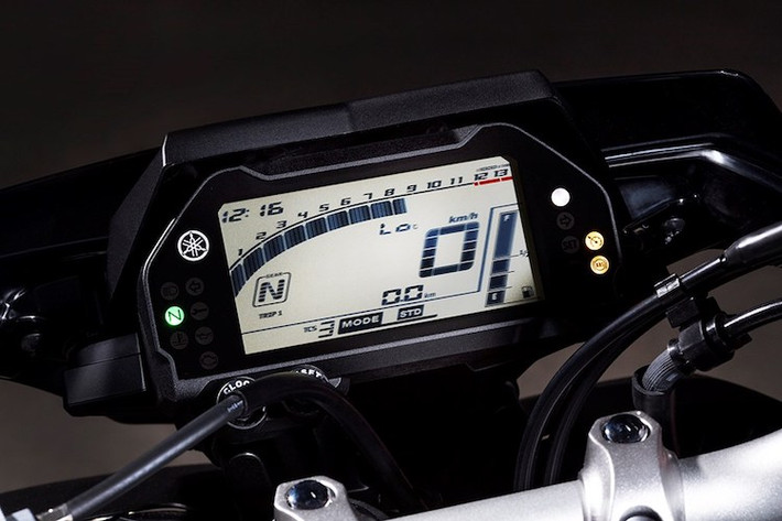 6: Bảng đồng hồ của MT-10 có thiết kế giống như R1, tuy nhiên chỉ sử dụng màn hình LCD đơn sắc và không hiện đại bằng. Mặc dù vậy, màn hình này vẫn rất dễ đọc dưới nắng.