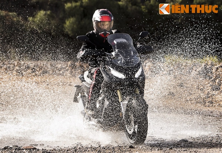 Xuất hiện lần đầu tại triển lãm EICMA 2015 và cũng đã từng được trưng bày tại Việt Nam ở triển lãm VMCS hồi tháng 4, phiên bản thương mại của mẫu xe ý tưởng Honda ADV Concept đã được Honda chính thức xác nhận và sẽ có tên là Honda X-ADV 2016.