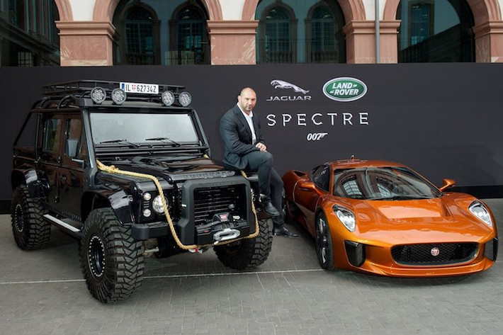 Trong tập phim điệp viên 007 mới nhất mang tên Spectre, một loạt siêu xe "hàng khủng" đã được trang bị cho các nhân vật. Trong khi James Bond có chiếc Aston Martin DB10, sát thủ phản diện Mr.Hinx chạy siêu xe Jaguar C-X75 thì những tên "tay sai" trong tổ chức khủng bố Spectre lại được trang bị loạt xe offroad độ "hết bài" từ chiếc SUV Land Rover Defender.