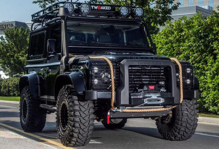 Có tổng cộng 10 chiếc Land Rover Defender đã được độ lại bởi hãng độ Tweaked Automotive tại Anh nhằm sử dụng trong quá trình quay phim. Mới đây nhất, hãng này đã chính thức công bố gói độ cho tất cả các chủ xe Defender với các trang bị y hệt như trong phim.